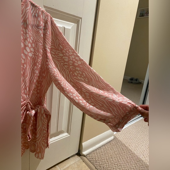 Baby pink blouse with white swirls on it - Picture 2 of 7